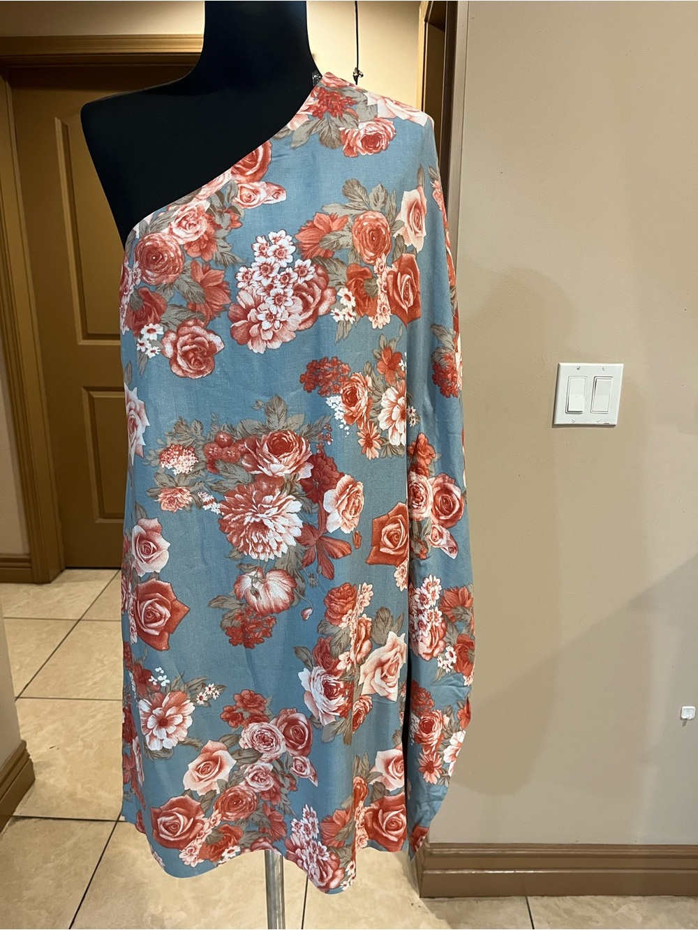 ANDREE BY UNIT Blue One-Shoulder Floral Blouse with Coral Roses
